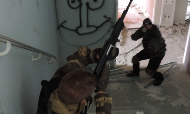 Les escaliers peuvent facilement te mener au Ciel ou sous terre… surtout si le diable t’attend assis sur une des marches !